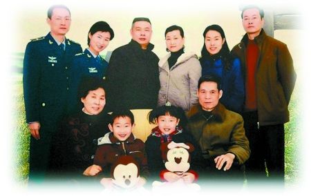 刘洋(后排左二)与丈夫(后排左一)、公婆等家人合照