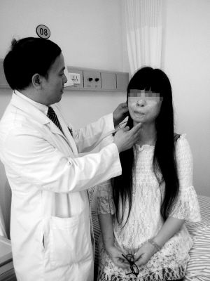 黄金龙主任在为莎莎进行检查。