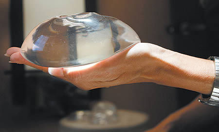 俄罗斯女子的巨胸在飞行中发生爆炸