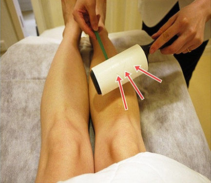 刮完后，将腿毛粘走。