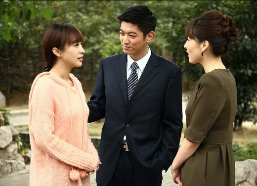 凸显80后职场男士自信稳重的气质