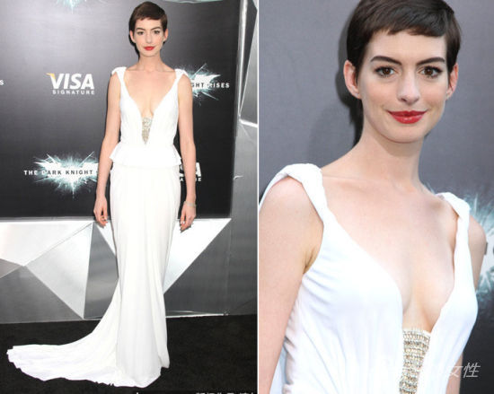 白色开胸拖地礼服宛如女神