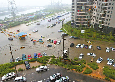 　　7月21日，北京城遭遇61年来最大暴雨。图为立水桥南望春园小区附近，大量汽车被淹(图片来源：人民网 秦 斌摄)