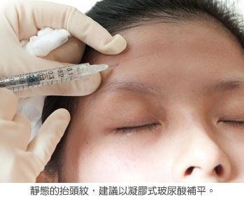 医生在为Snan进行注射。