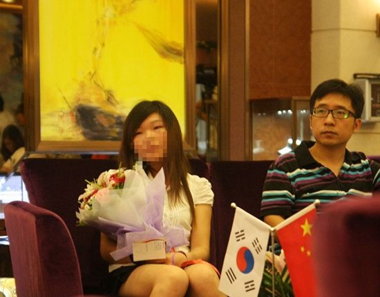  小美是一位家庭困难患有先天性上睑下垂症的女孩