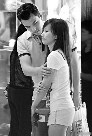 见到女友黑脸，何猷启屡次低头向女友示弱，企图哄对方开心。