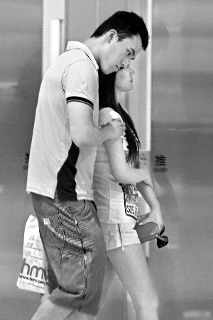 何猷启疼爱女友何猷启身穿巴萨球衣现身。