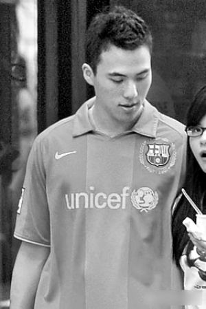 何猷启身穿巴萨球衣现身。