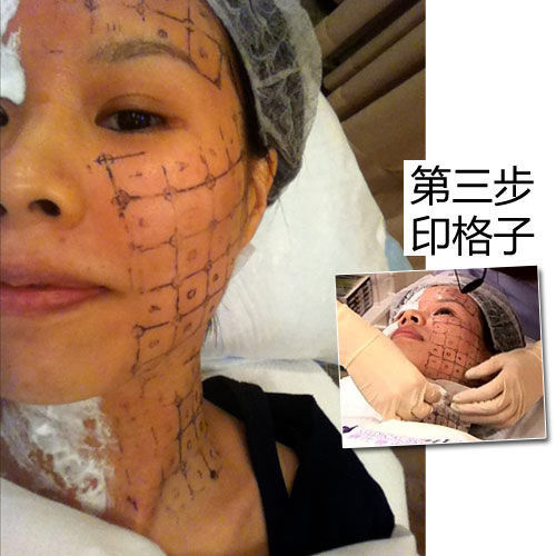 在脸上印好格子。