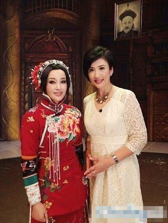 演员刘晓庆和主持人方念华