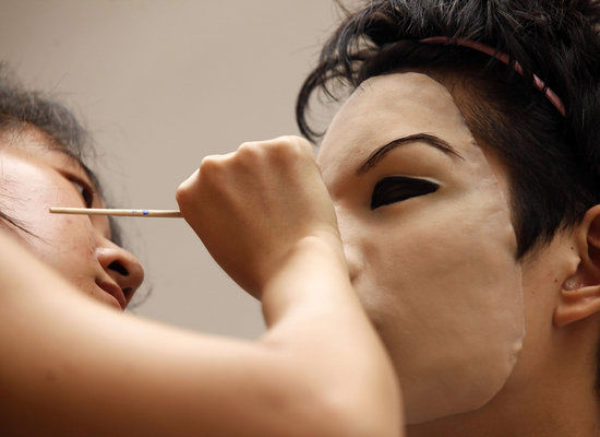 化妆师正在给高仿真人皮面具化妆。