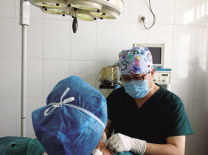 医生在实施手术