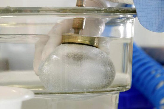 水下按压确保假体质量