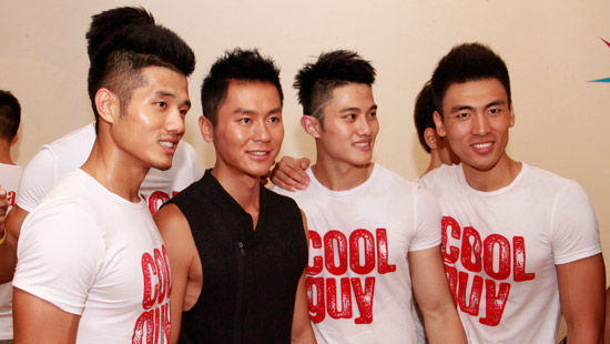 男士健康9月刊封面明星李晨与COOLGUY选手亲密合影