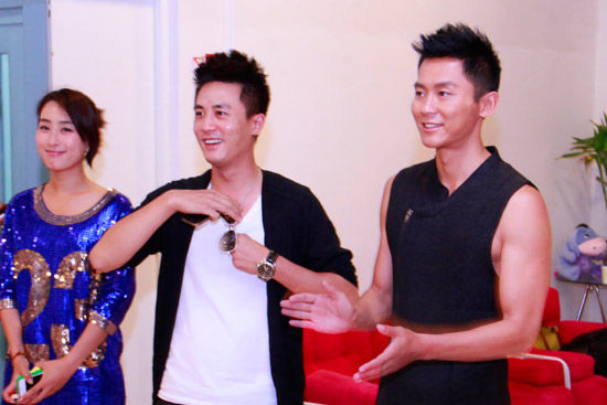 北京青年剧组帅哥美女现身探班COOLGUY训练营