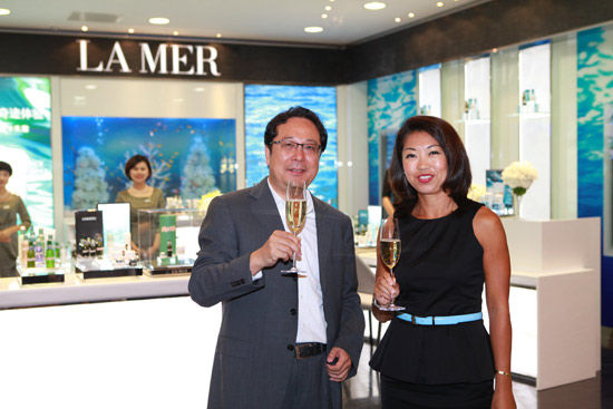 LA MER海蓝之谜品牌总经理与商场高层共同举杯