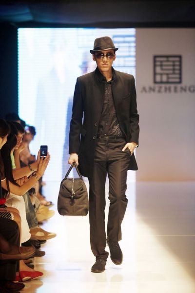 服饰呈现出的精心搭配值得品味