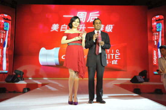 高露洁棕榄（中国）总经理卫诺德先生与大S一同发布全新”高露洁光感白“牙膏