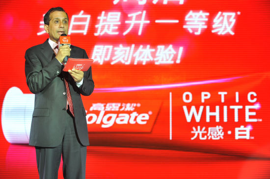 高露洁棕榄（中国）总经理卫诺德先生致辞“高露洁光感白”牙膏发布会现场 