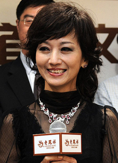 鱼尾纹很深刻，不老神话赵雅芝也老了！