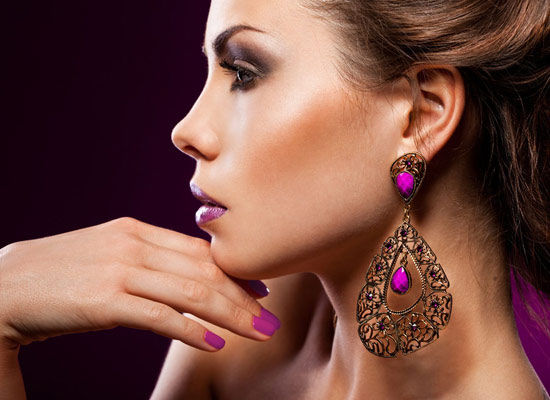 小耳洞暗藏大风险，专家提醒说，扎耳洞不要扎到耳廓软骨上。