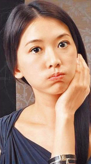 林志玲微博贴嘟嘴照，回应整形说