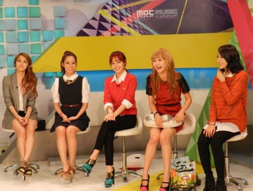 KARA做客韩国综艺节目。