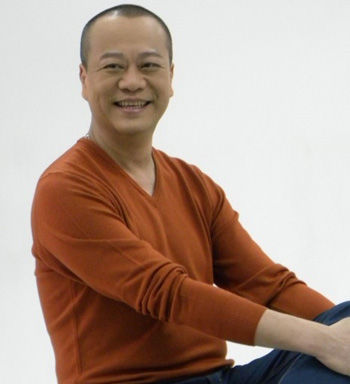 欧阳震华去掉眼袋自感年轻十年。