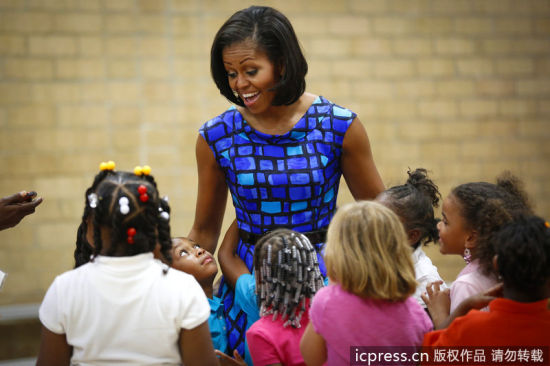 美国第一夫人米歇尔与孩子一起玩耍欢乐无比(东方IC)