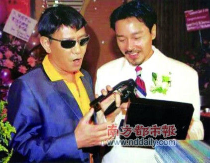 他送礼物很有心思，送给张国荣一个开瓶器？