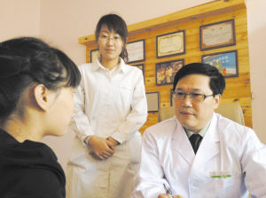 正在咨询的患者 记者李文博 文并摄