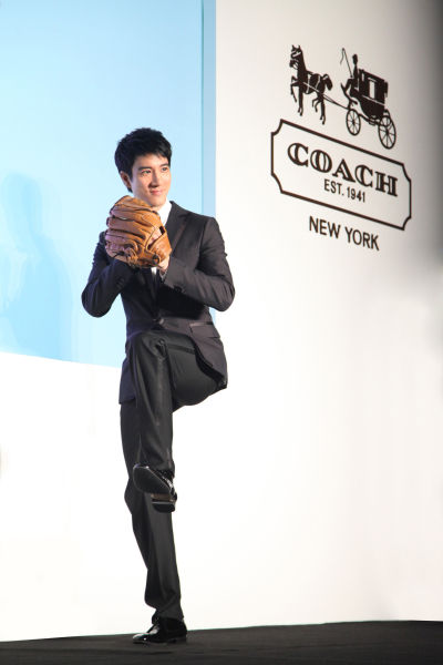 王力宏戴上COACH棒球手套，现场击出纽约风尚第一击。