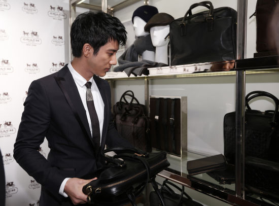 王力宏在COACH上海香港广场店浏览全新秋冬男士系列产品