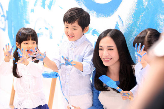 姚晨拍摄广告片片场花絮，与孩子们在一起