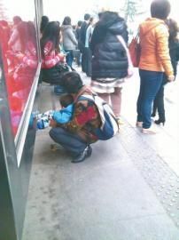 11月14日，成都网友“图涂先生”拍下在公交站台随地大便的小孩。