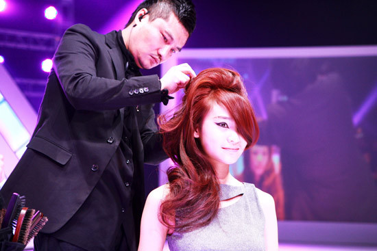 巴黎欧莱雅沙龙专属创意小组明星发型师周晓峰现场展现精湛发艺