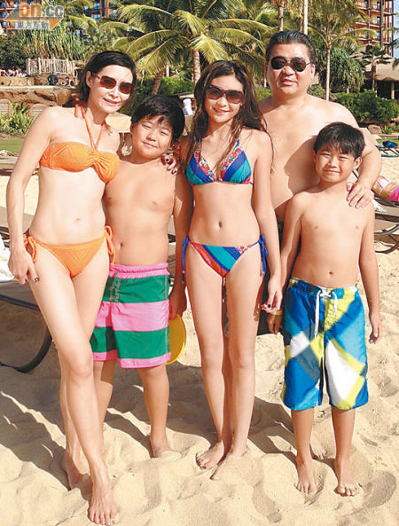 叶玉卿一家到夏威夷度假，顺便为幼子Jefferson庆祝生日。