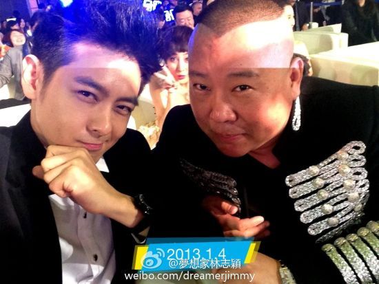 林志颖郭德纲合影比酷，岂料被身后的马苏抢镜