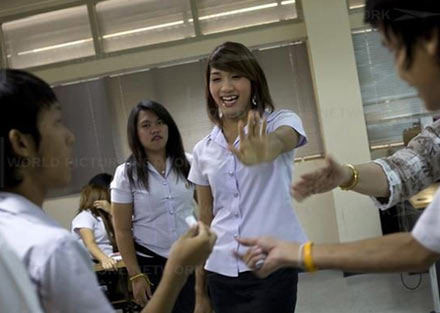 人妖学生和同学们嬉闹