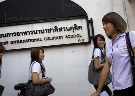 人妖学生还是会引来别人的侧目