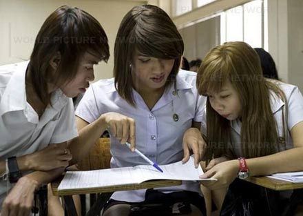 人妖学生和其他同学讨论问题