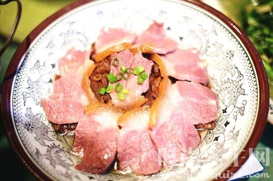 在徽州，腊肉有个别致的名字，叫“刀板香”。