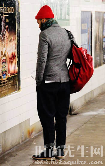 红色的毛线帽和红色的背包都成了亮点