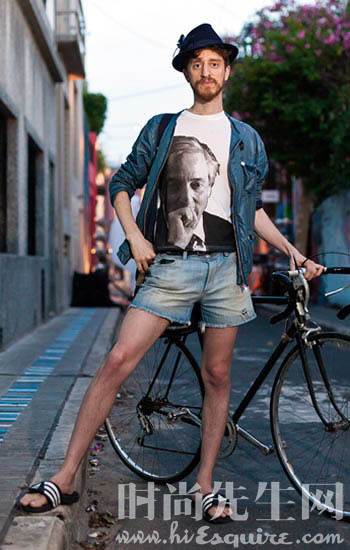 牛仔短裤配礼帽看来是个不错的选择