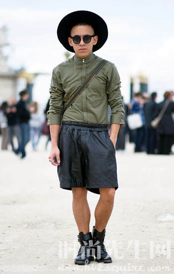 黑色的宽沿帽子