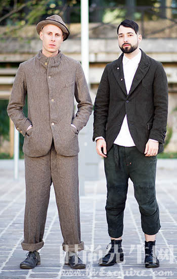 带上和西装同色系的帽子也是帅气啊