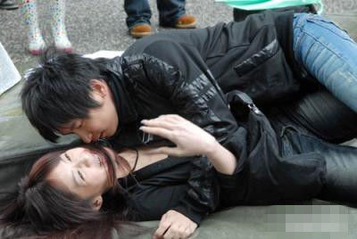 强吻男高校门口流窜 见女生就扑上抱住强吻