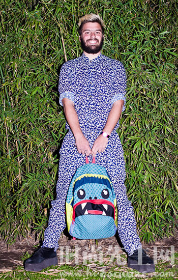 穿上全身印花装还是大胡子啊