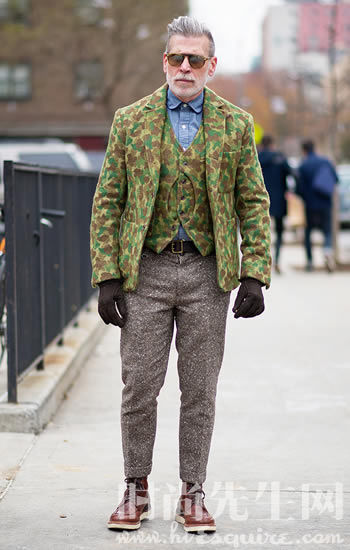 穿上印花装的帅大叔