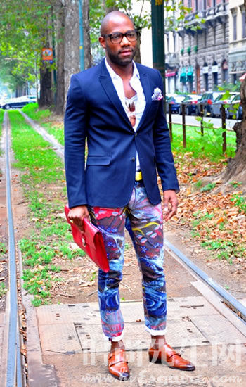 印花裤总会让人不经意的性感一把